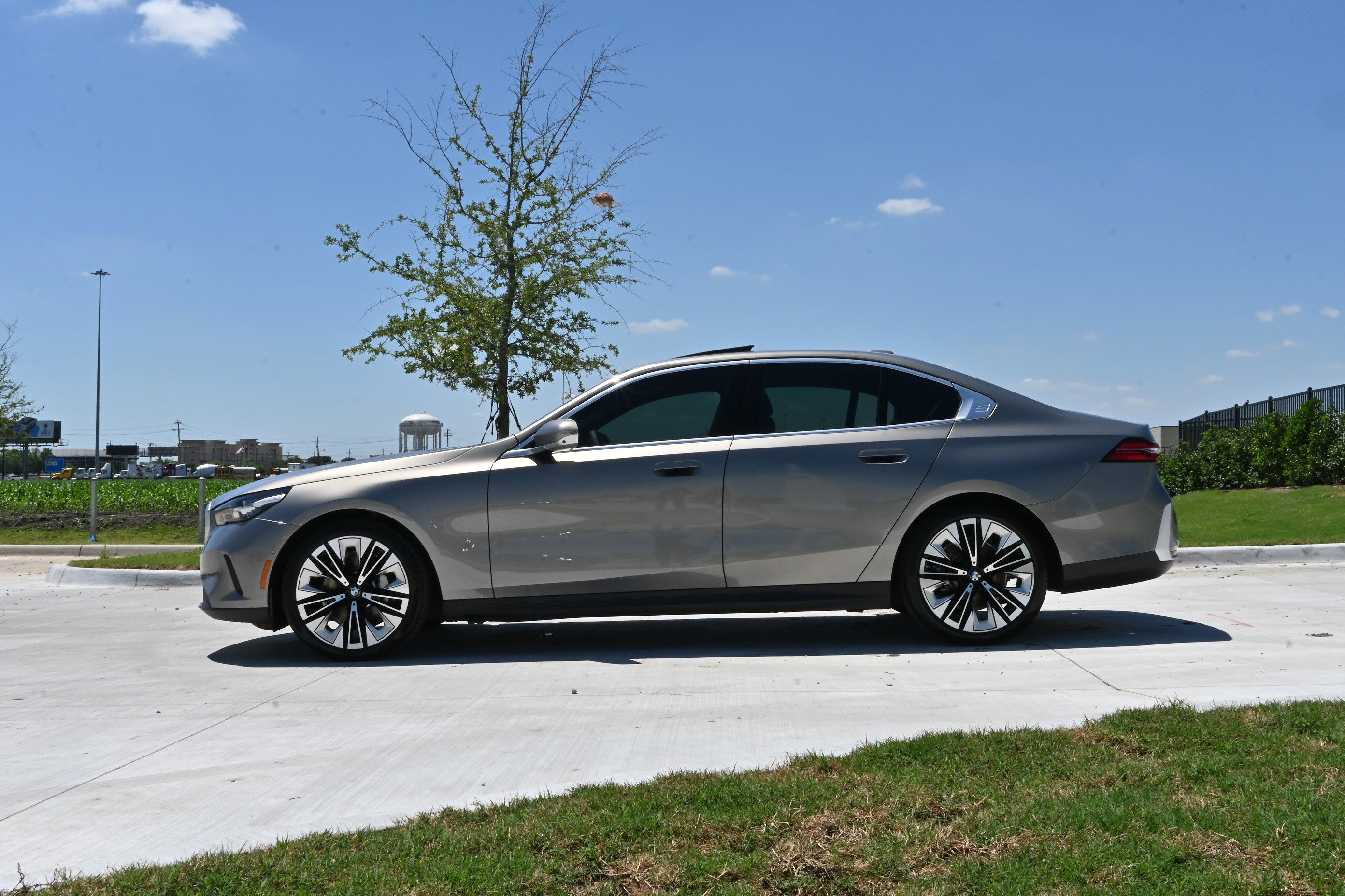 Used 2025 BMW 530i w/ Premium Package RWD image 6