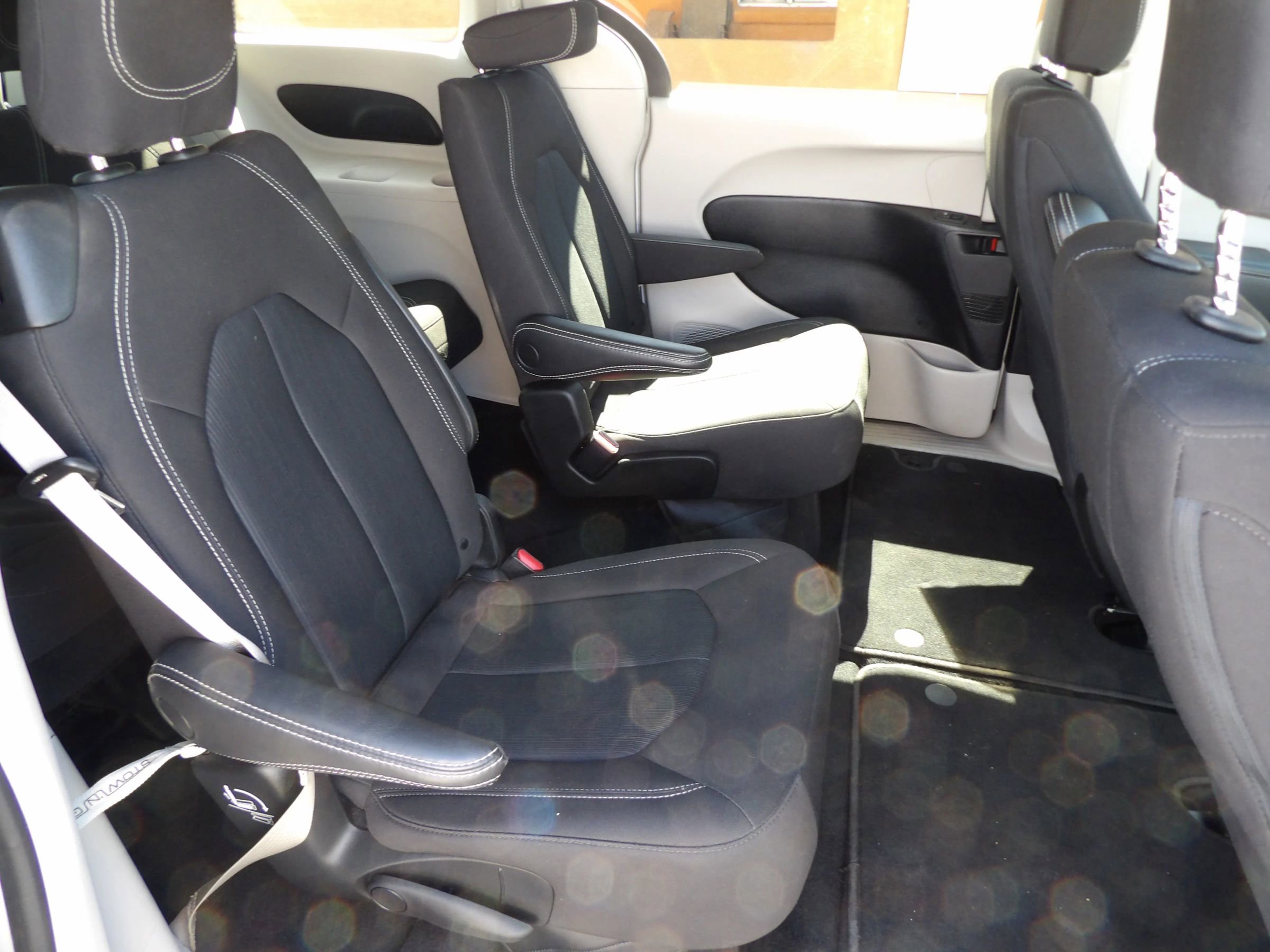 Used 2023 Chrysler Voyager LX image 14