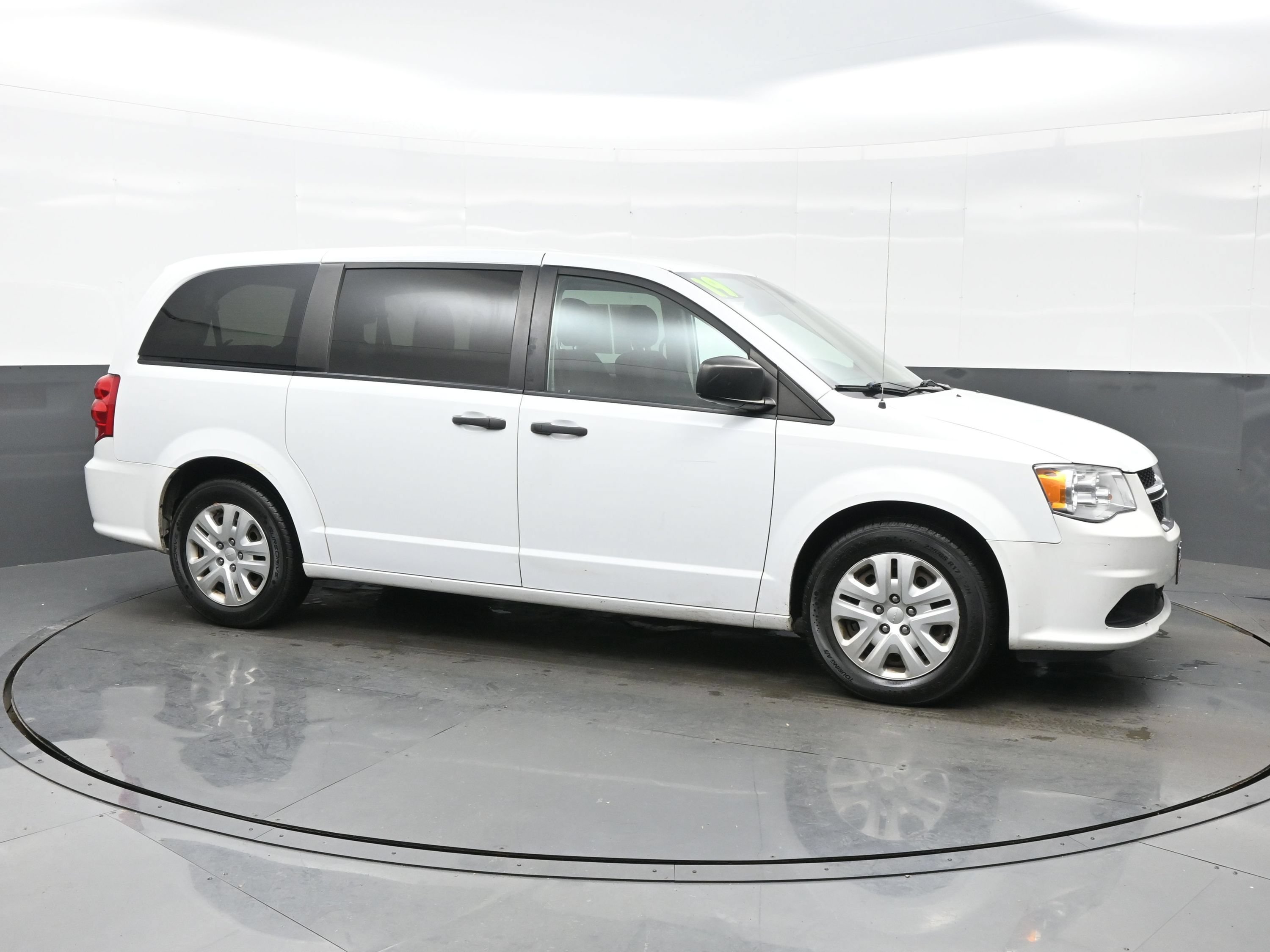 Used 2019 Dodge Grand Caravan SE w/ UConnect Hands-Free Group FWD image 6