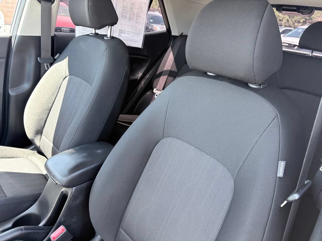 Used 2025 Hyundai Venue SE FWD image 11