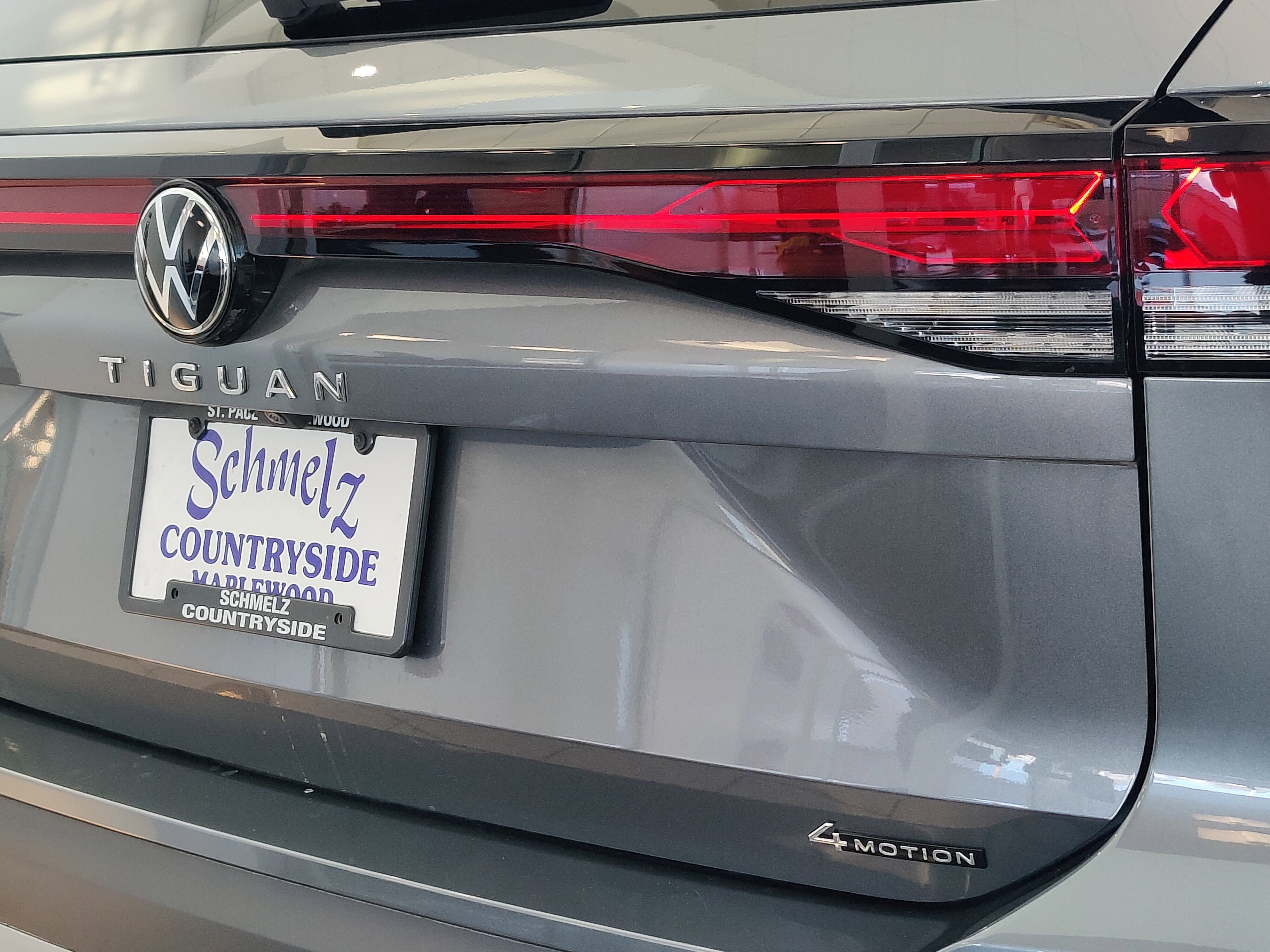 Used 2025 Volkswagen Tiguan SE image 3