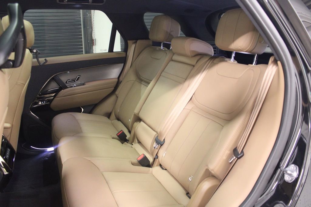 Used 2025 Land Rover Range Rover Sport SE image 40