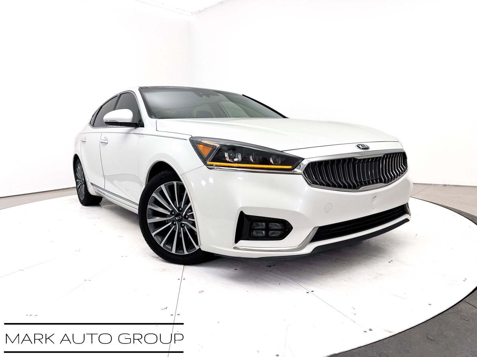 Used 2017 Kia Cadenza Technology