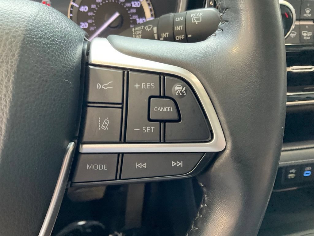 Used 2022 Toyota Highlander XLE AWD/4WD image 13