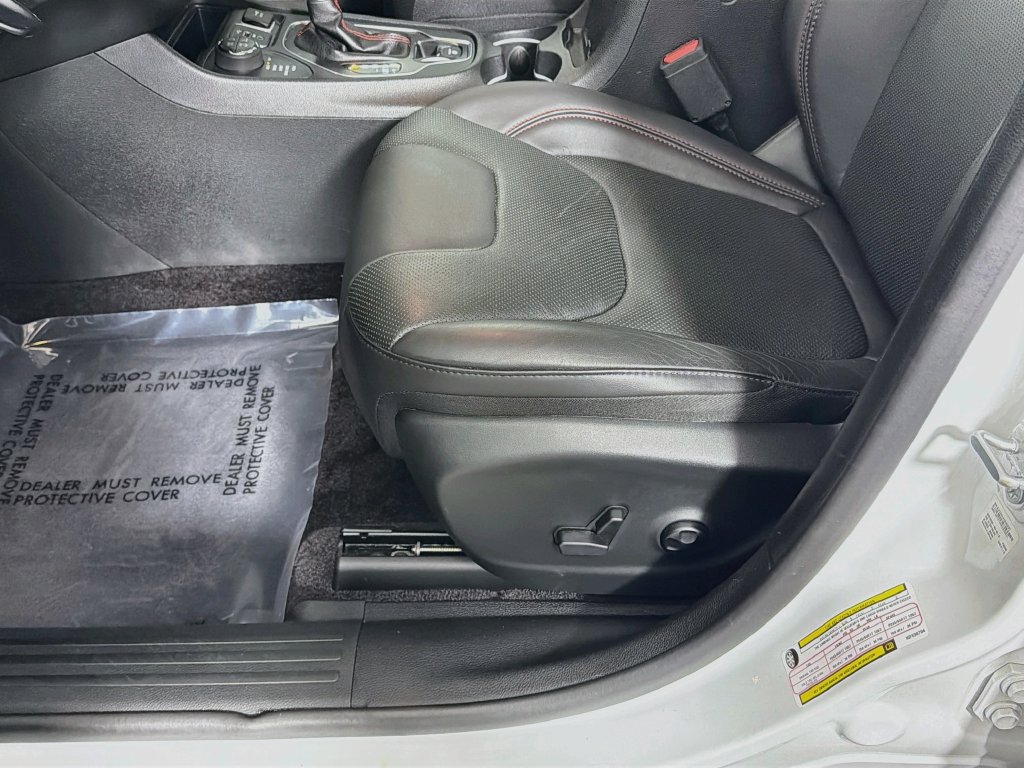 Used 2019 Jeep Cherokee Trailhawk AWD/4WD image 19