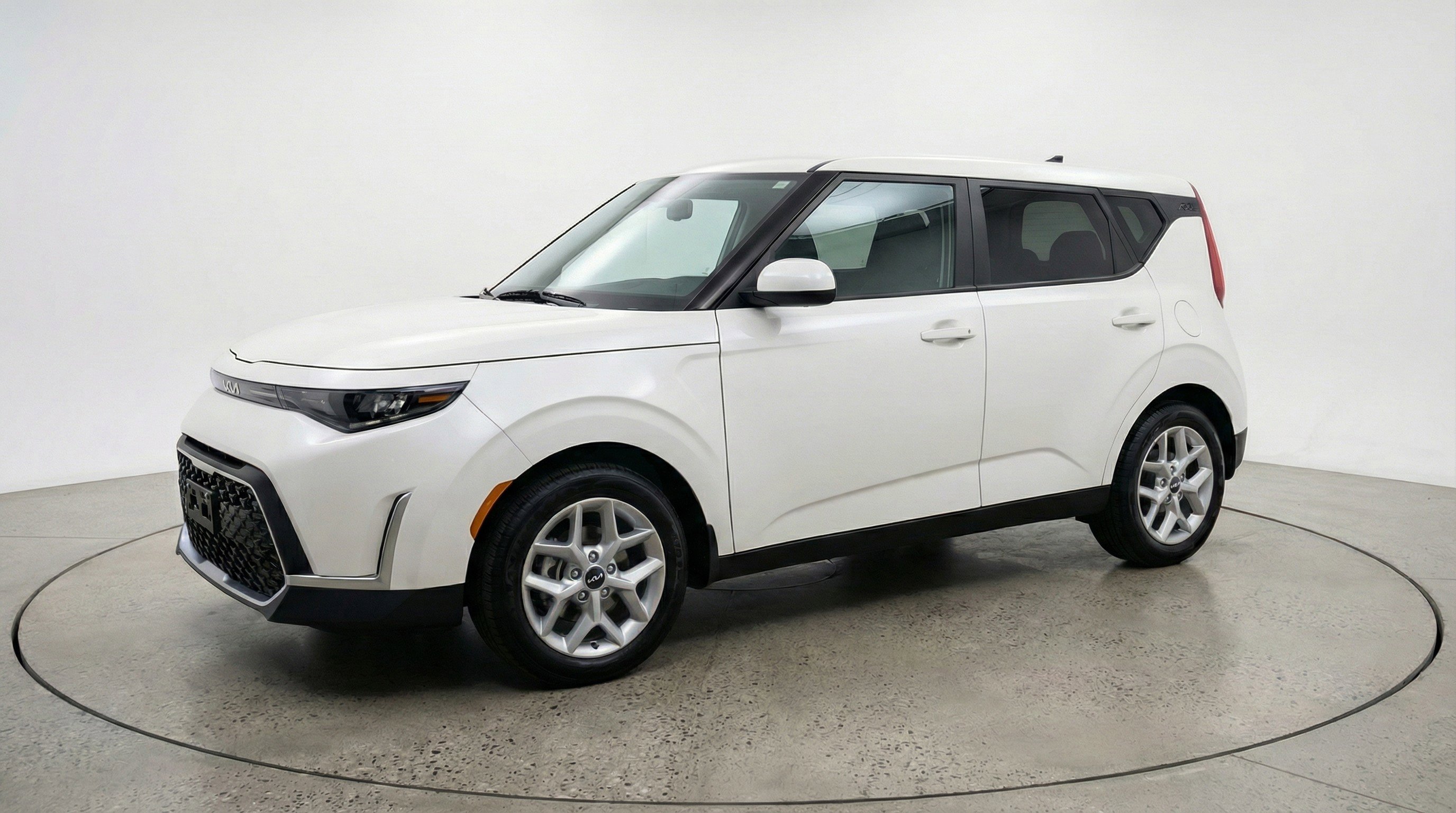 Used 2025 Kia Soul LX w/ LX Technology Package image 3