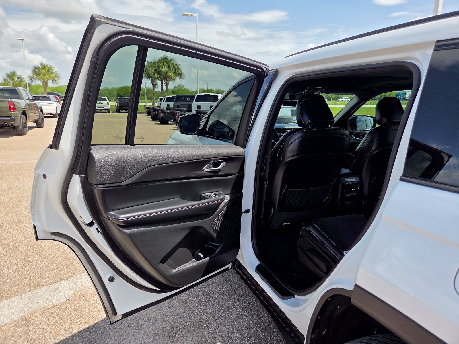 Used 2025 Jeep Grand Cherokee L Altitude AWD/4WD image 17