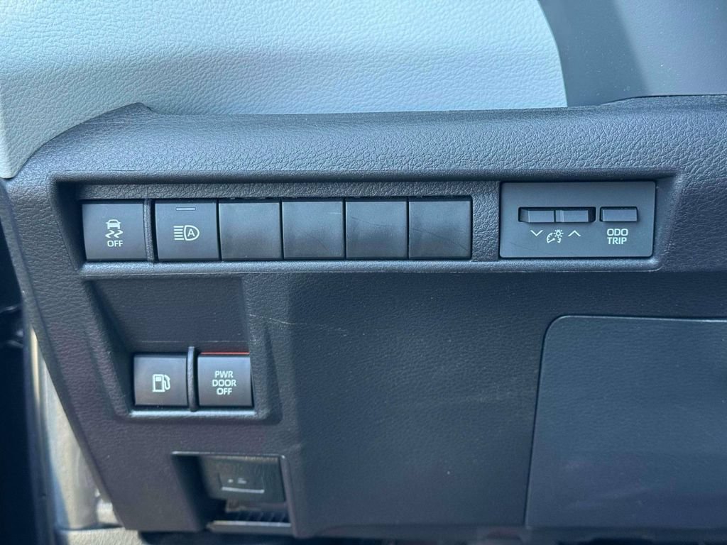 Used 2025 Toyota Sienna LE AWD/4WD image 20