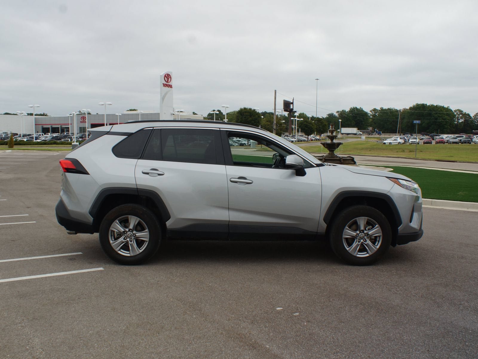 Used 2025 Toyota RAV4 XLE AWD/4WD image 20