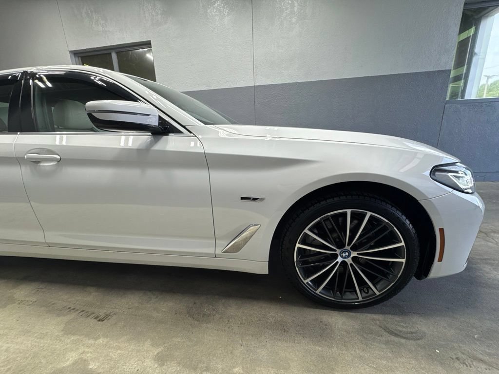 Used 2023 BMW 530e xDrive w/ Premium Package AWD/4WD image 4