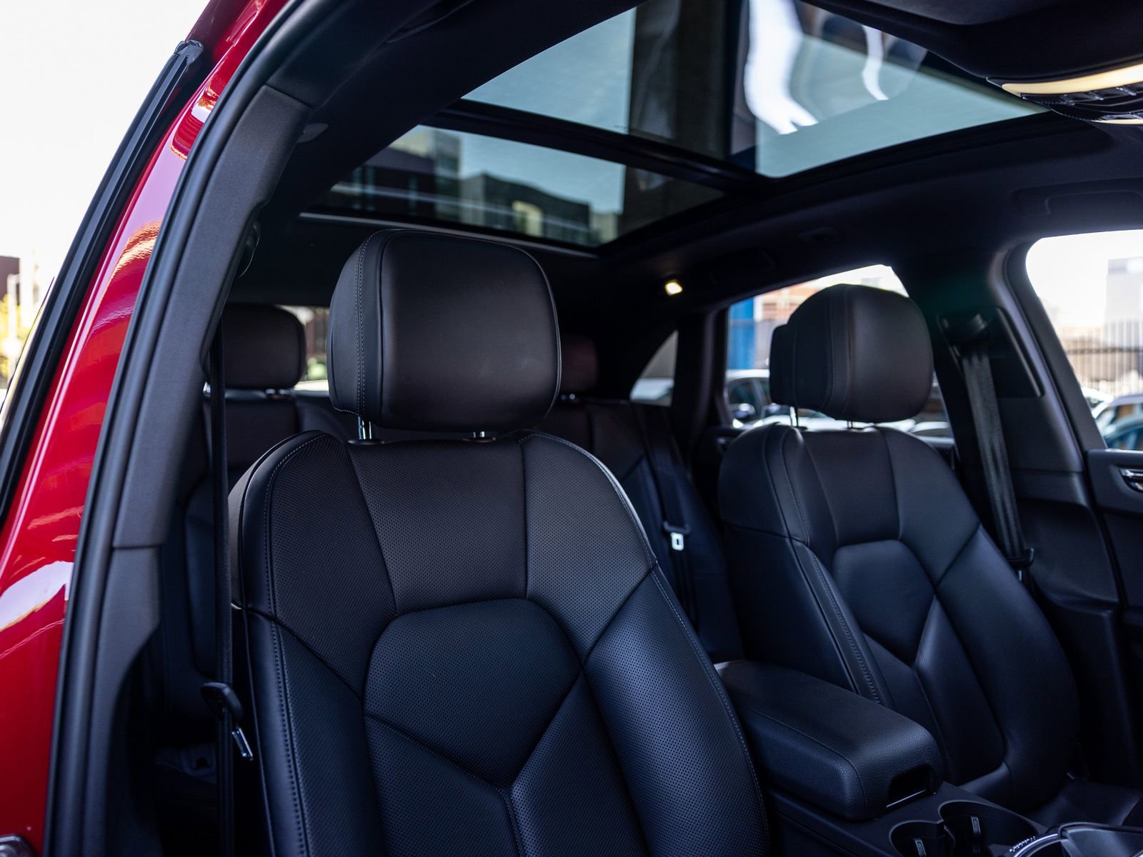 Certified 2024 Porsche Macan S AWD/4WD image 32