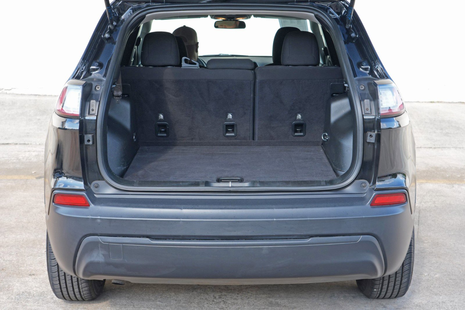 Used 2019 Jeep Cherokee Latitude w/ Popular Appearance Group FWD image 9