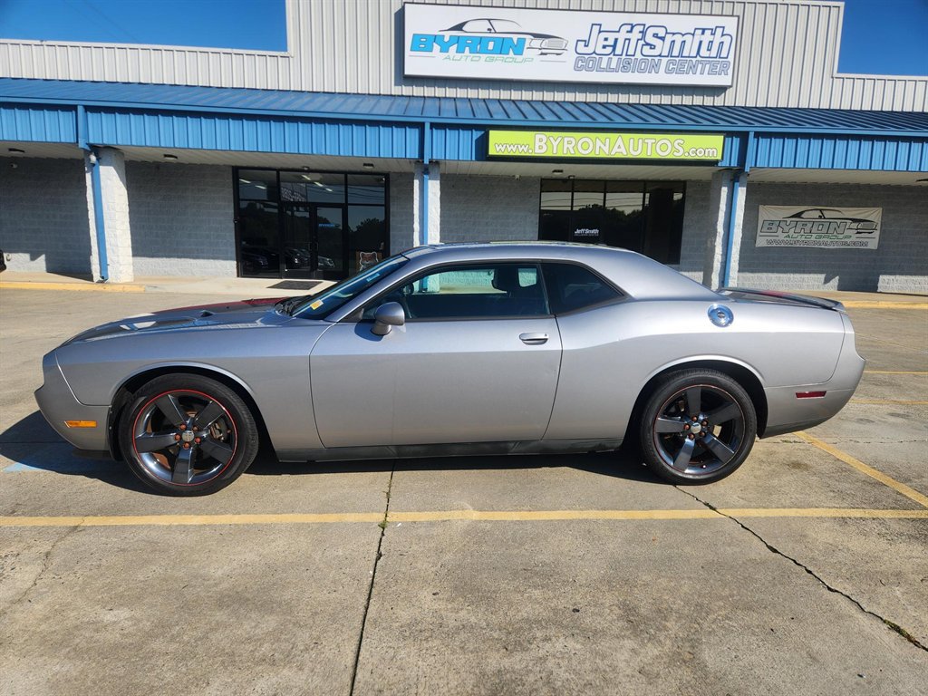 Used 2013 Dodge Challenger SXT RWD image 2