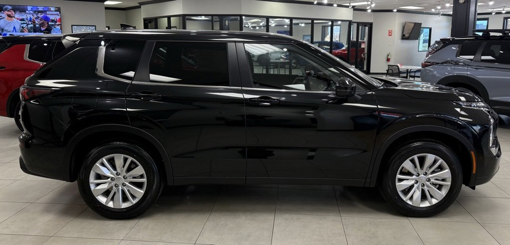 New 2026 Mitsubishi Outlander ES image 6