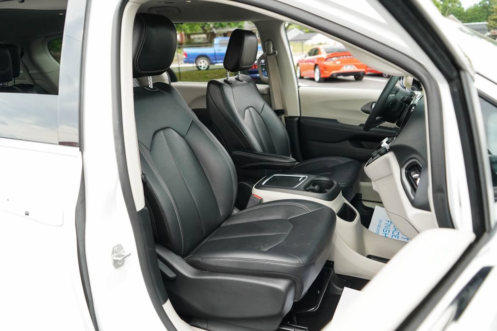 Used 2024 Chrysler Pacifica Touring-L FWD image 12
