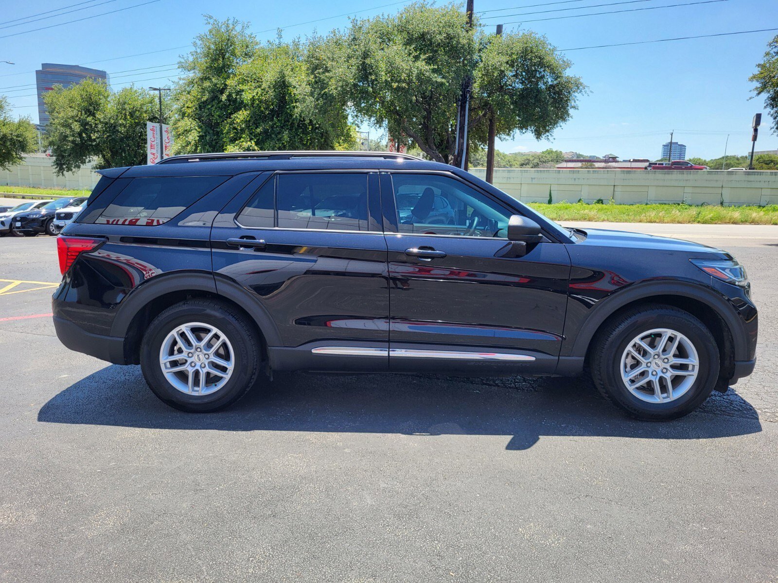 Used 2025 Ford Explorer Active RWD image 2