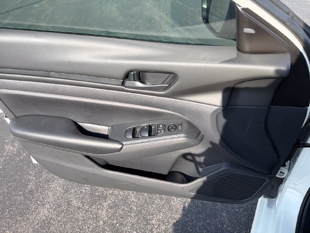 Used 2025 Nissan Altima 2.5 S FWD image 11