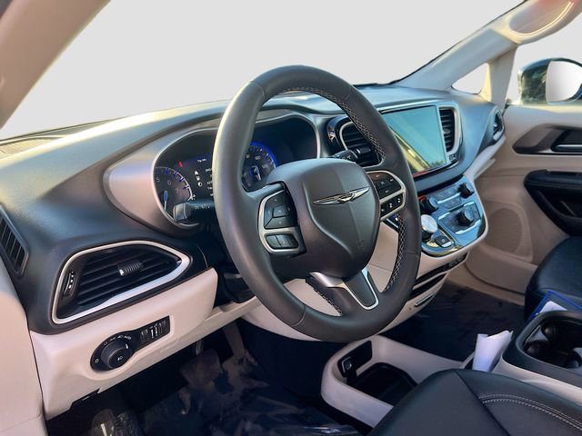 Used 2024 Chrysler Pacifica Touring-L image 8
