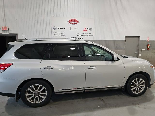 Used 2015 Nissan Pathfinder SL w/ Trailer Tow Package AWD/4WD image 2