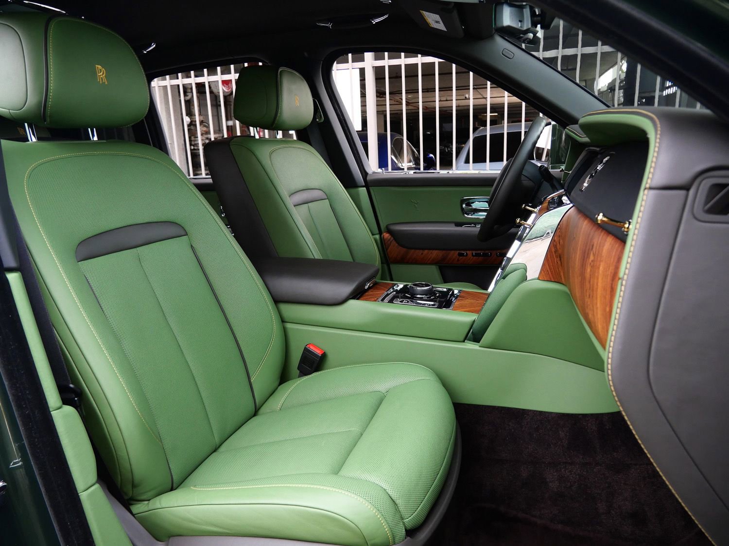 Used 2023 Rolls-Royce Cullinan w/ Cullinan Package image 33