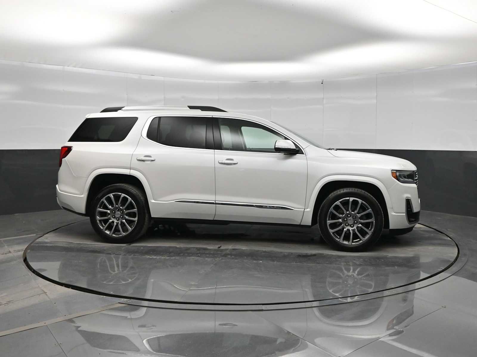 Used 2022 GMC Acadia Denali w/ Denali Ultimate Package AWD/4WD image 9