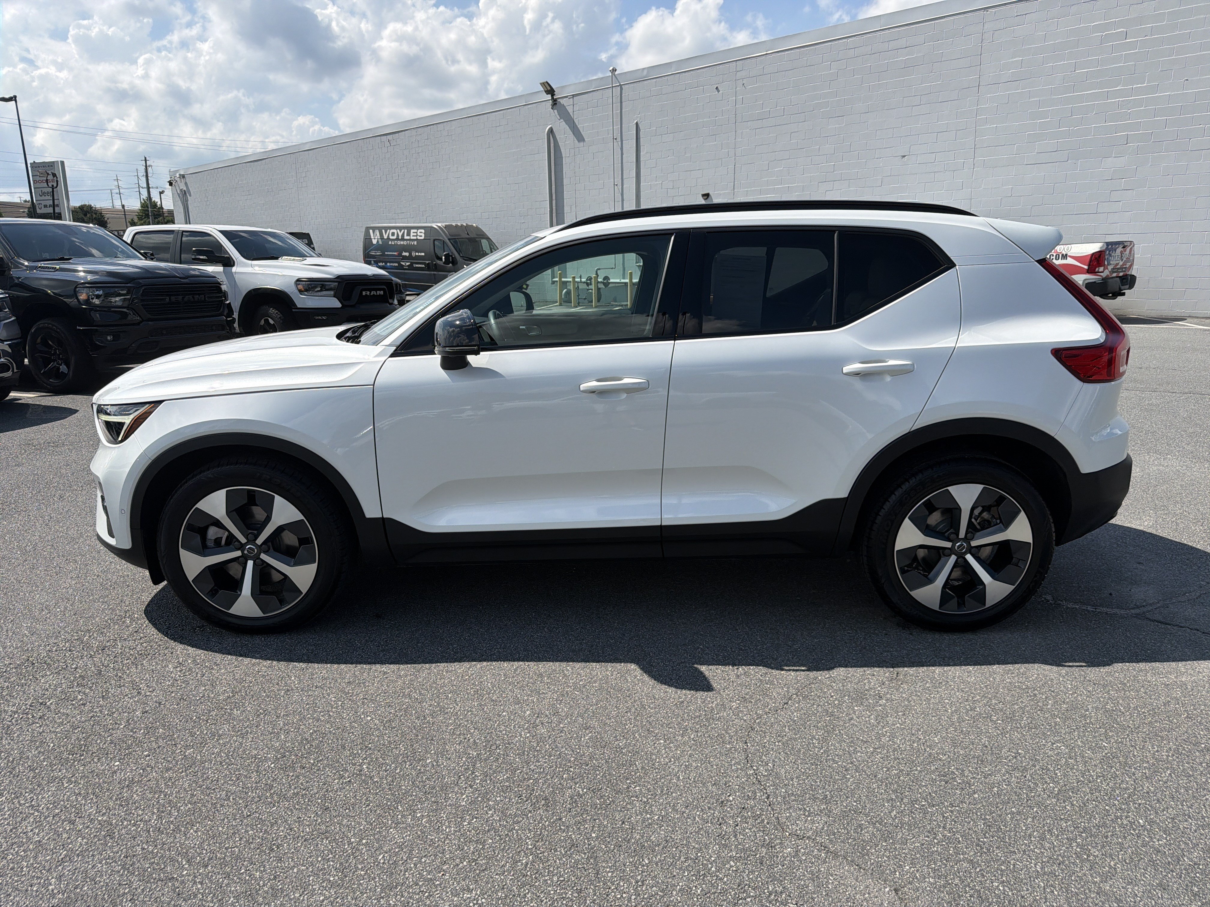 Used 2023 Volvo XC40 B4 Ultimate FWD image 4