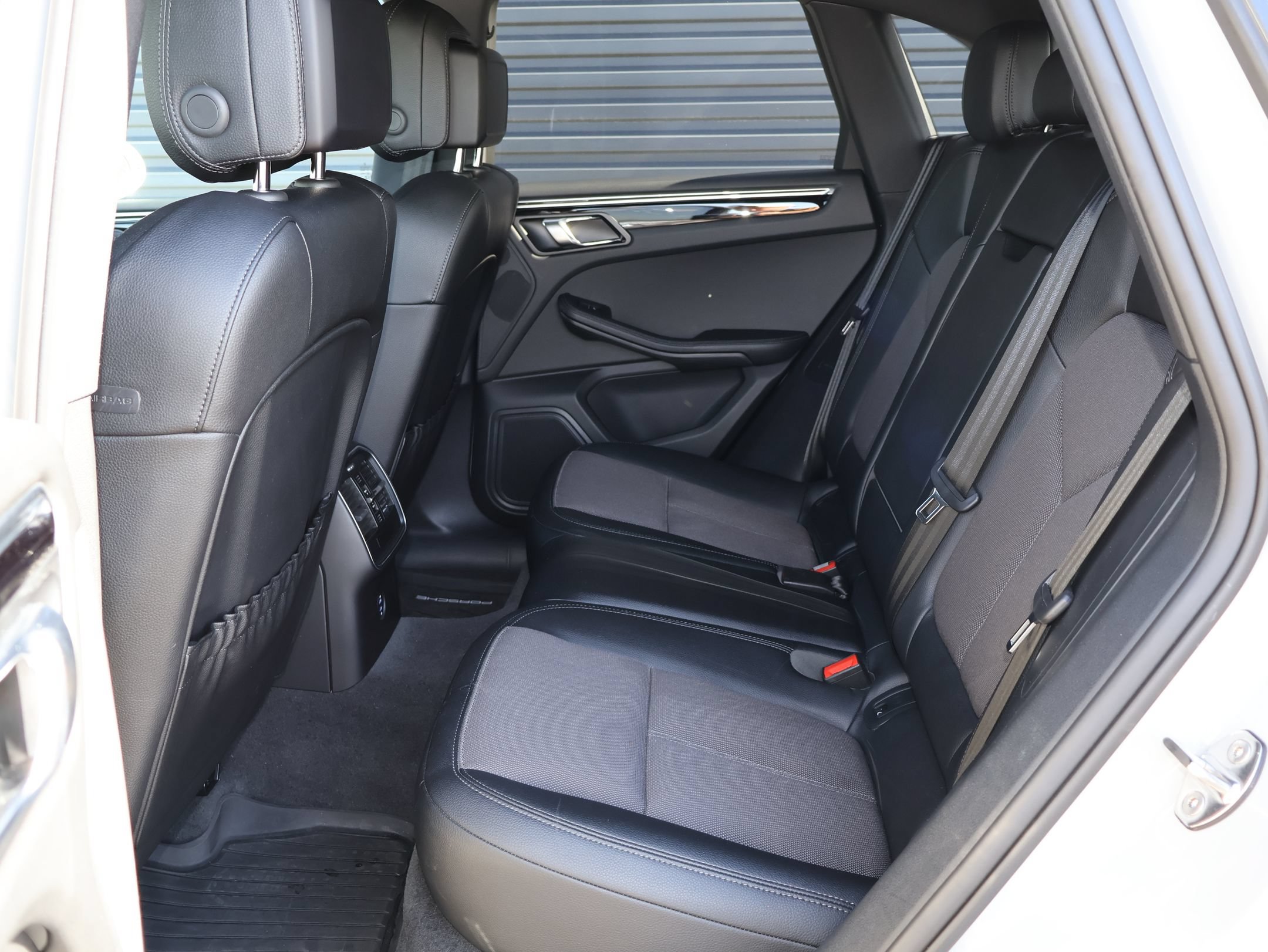 Certified 2024 Porsche Macan AWD/4WD image 28
