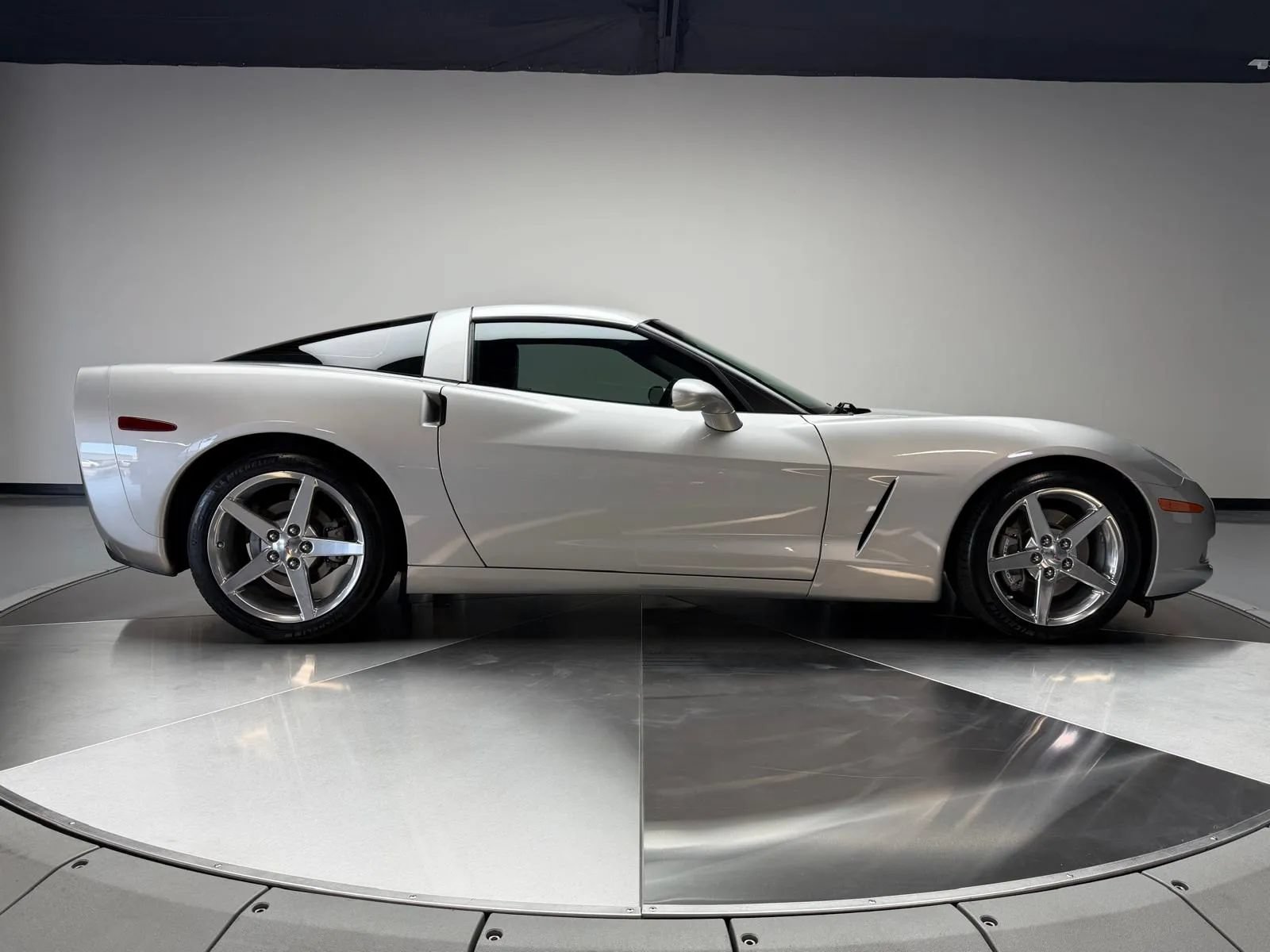 Used 2005 Chevrolet Corvette Coupe w/ Preferred Equipment Group RWD image 6