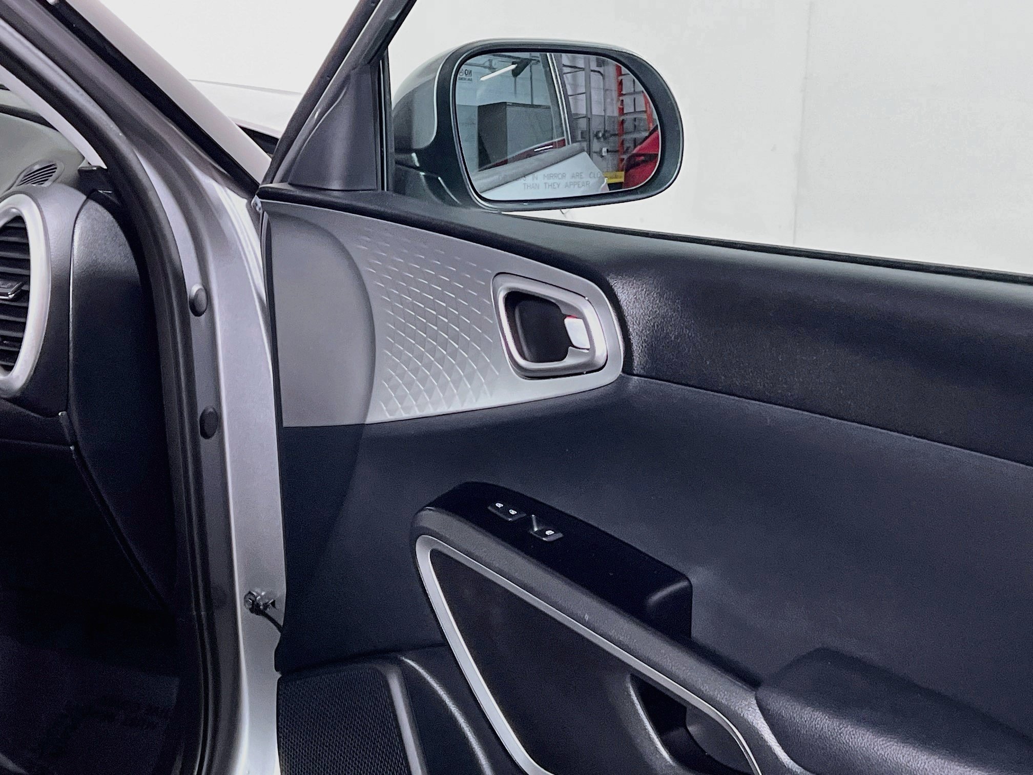 Used 2025 Kia Soul LX w/ LX Technology Package FWD image 32