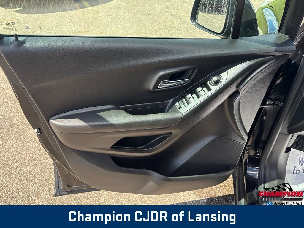 Used 2019 Chevrolet Trax LT w/ LT Convenience Package AWD/4WD image 12