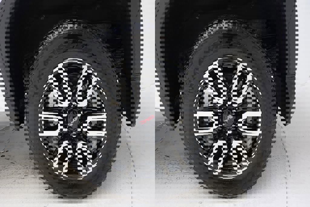 Used 2025 GMC Sierra 1500 AT4 w/ AT4 Premium Package image 12