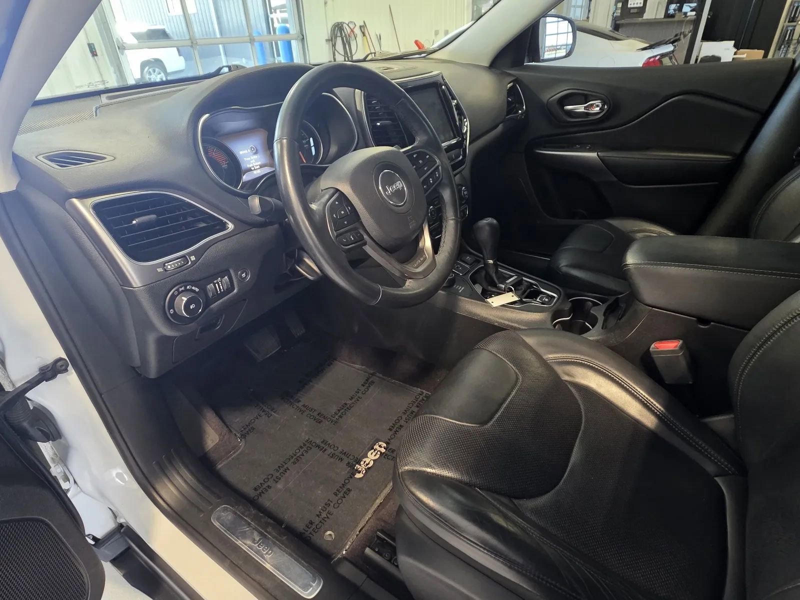 Used 2019 Jeep Cherokee Limited w/ Luxury Group AWD/4WD image 9
