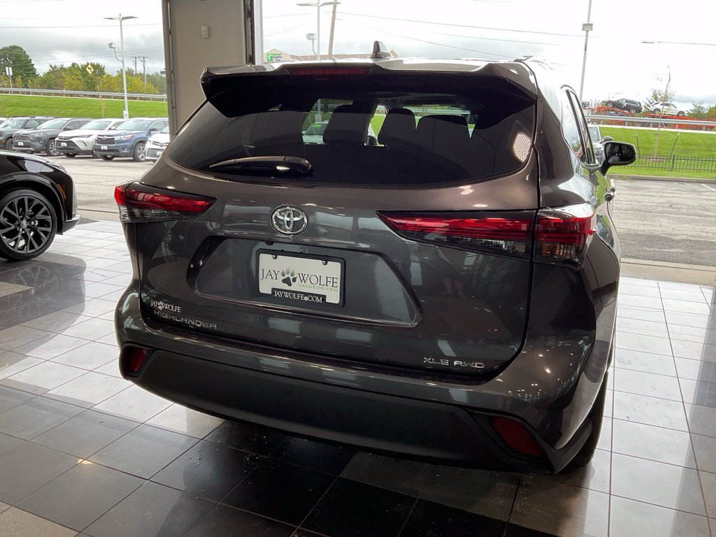 Used 2022 Toyota Highlander XLE AWD/4WD image 5