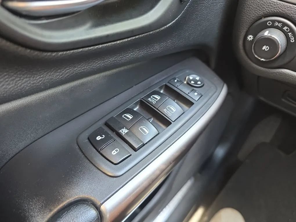 Used 2020 Jeep Cherokee Limited AWD/4WD image 25
