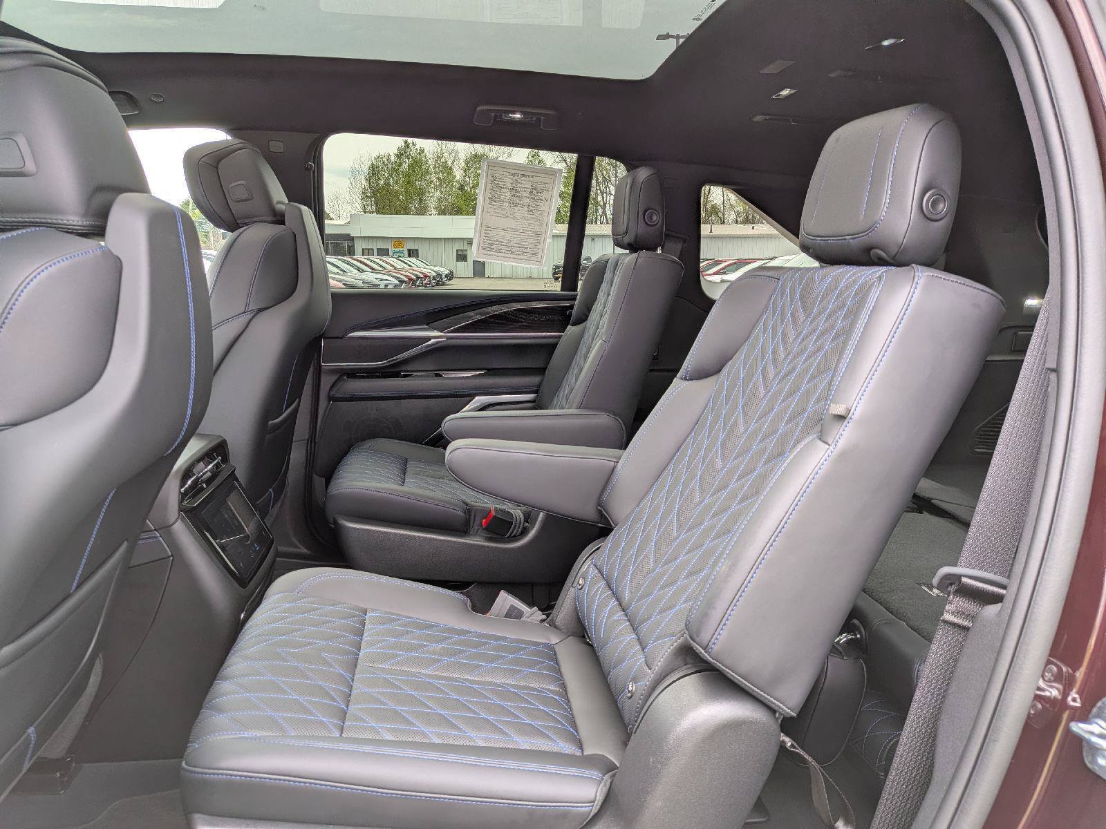 Used 2026 Cadillac Escalade IQ Sport 1 w/ LPO, ONYX Package AWD/4WD image 19
