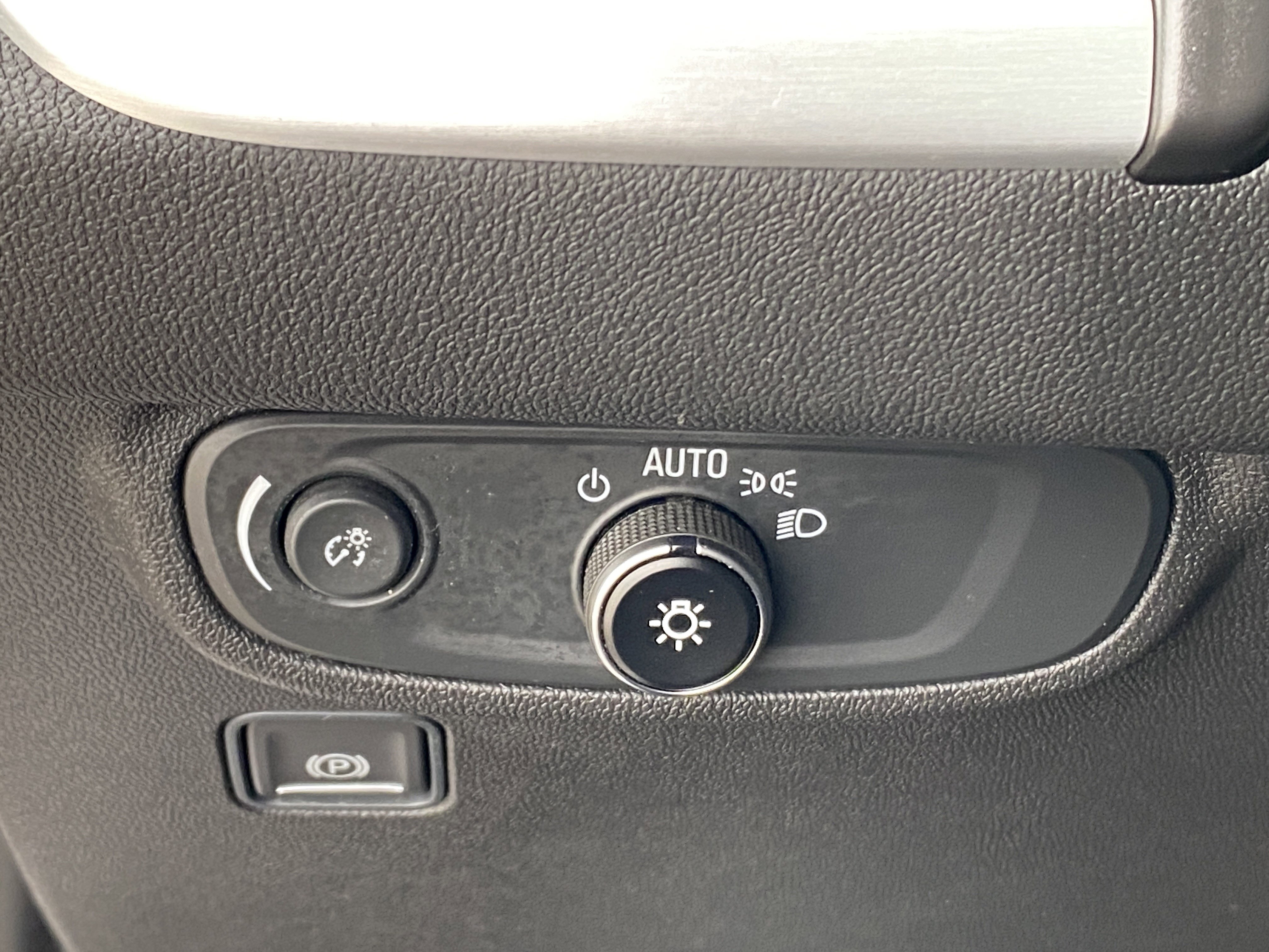 Used 2023 GMC Terrain SLE w/ Driver Convenience Package image 14