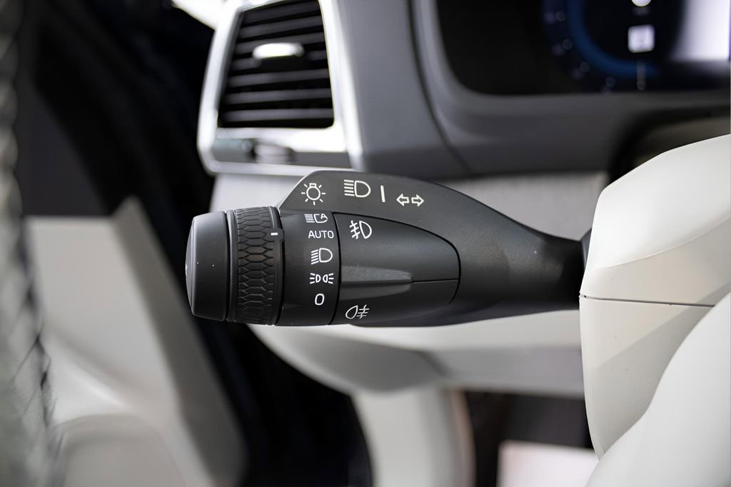 Certified 2025 Volvo XC90 B6 Plus w/ Protection Package Premier image 30