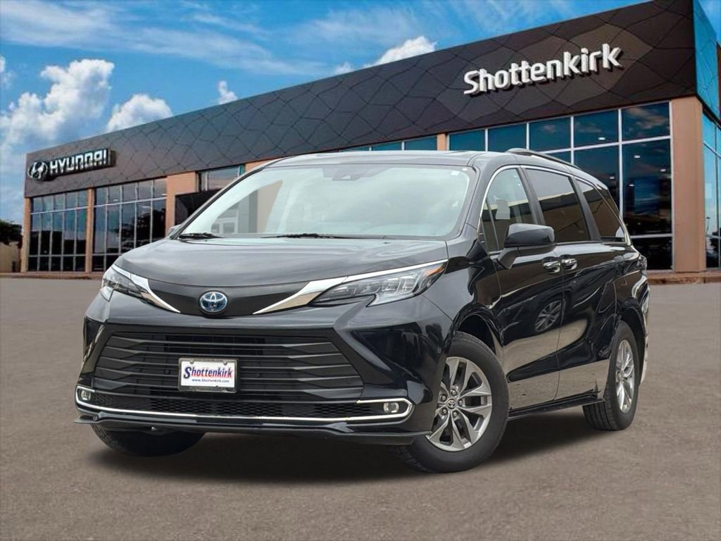 Used 2024 Toyota Sienna XLE image 1