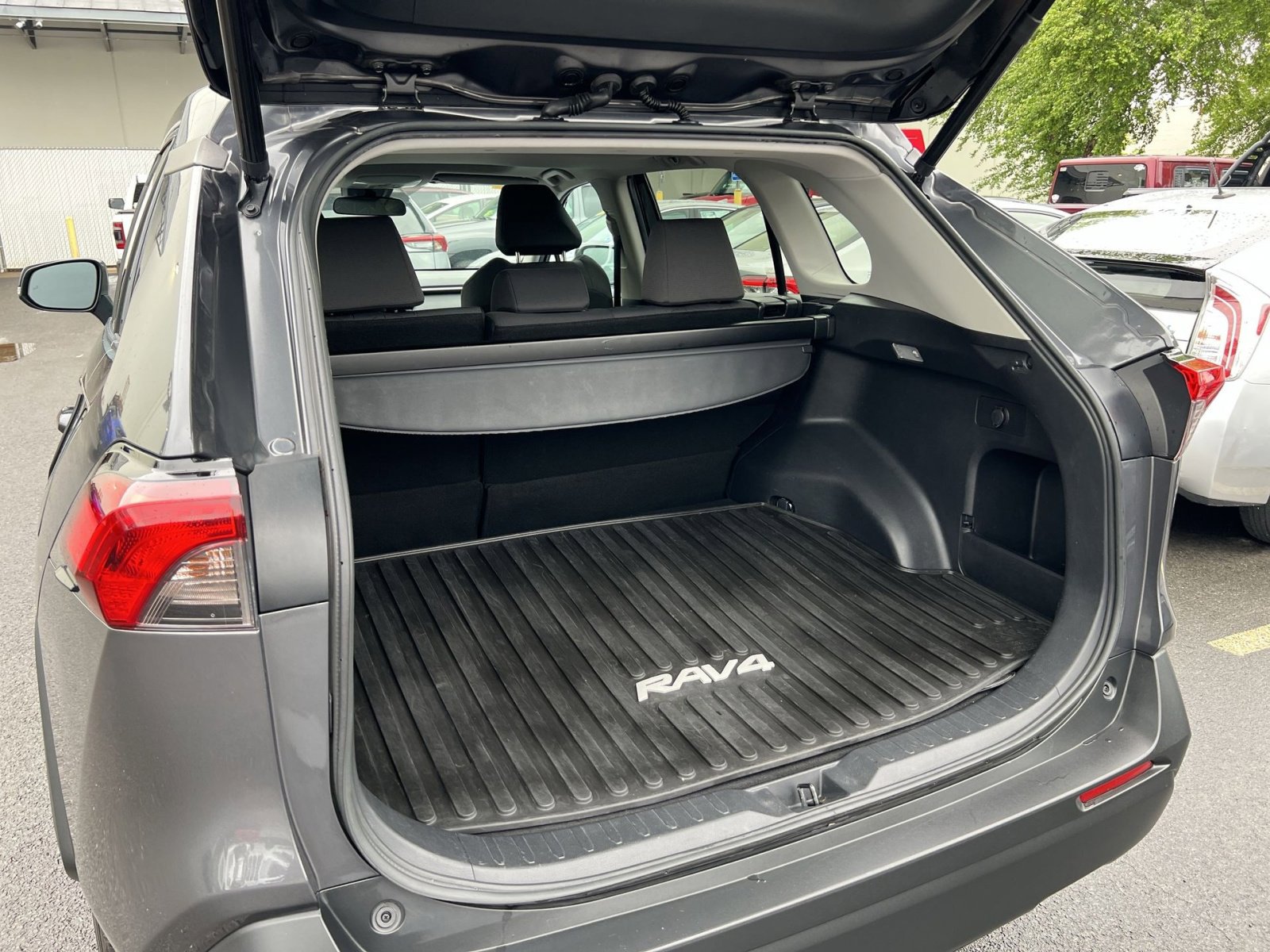 Used 2020 Toyota RAV4 XLE w/ Convenience Package AWD/4WD image 21