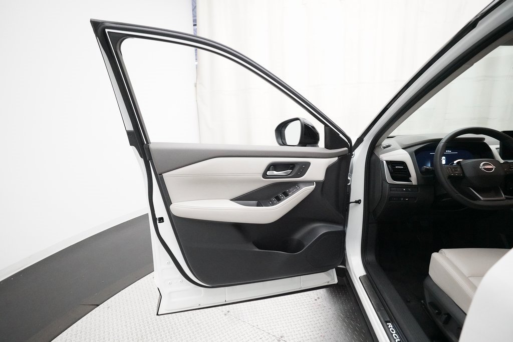 Used 2025 Nissan Rogue SL w/ Tech Package image 28