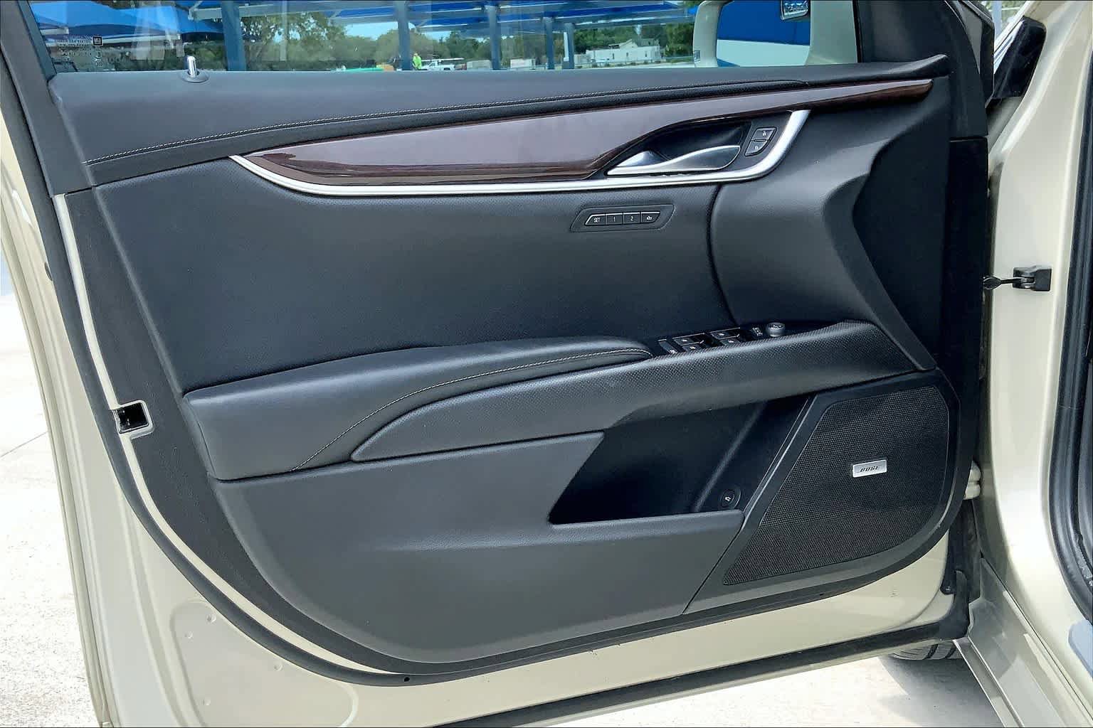 Used 2013 Cadillac XTS Luxury FWD image 22