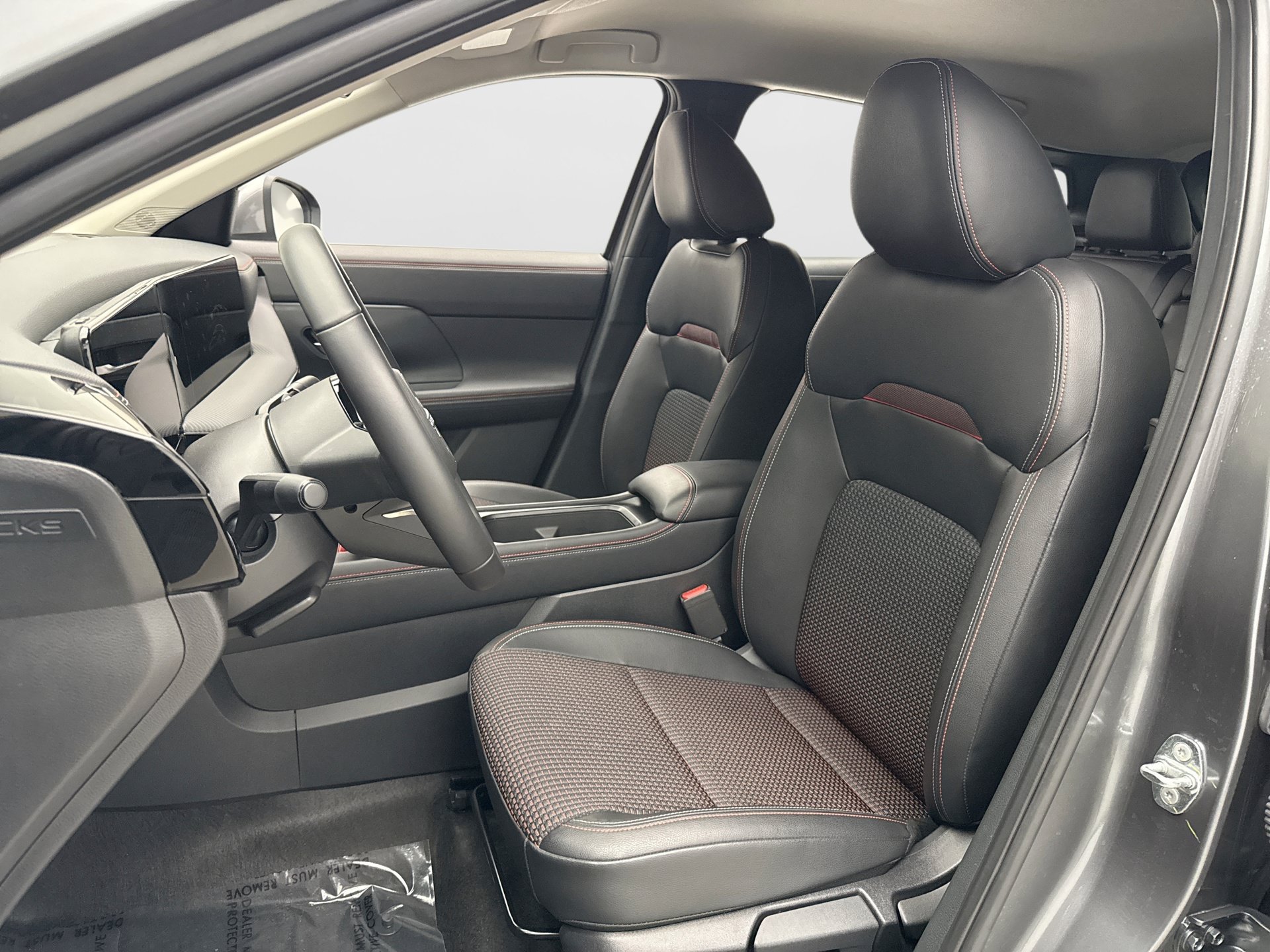 Used 2025 Nissan Kicks SR AWD/4WD image 11