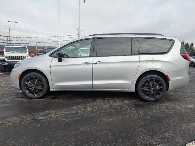 New 2026 Chrysler Pacifica Limited w/ S Appearance Package AWD/4WD image 5