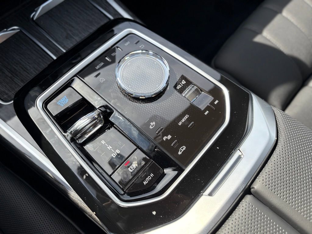 Used 2025 BMW i7 xDrive60 w/ Premium Package image 10