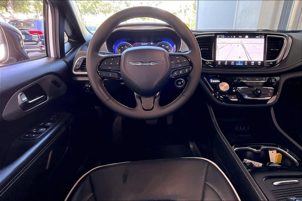 Used 2025 Chrysler Pacifica Limited FWD image 5
