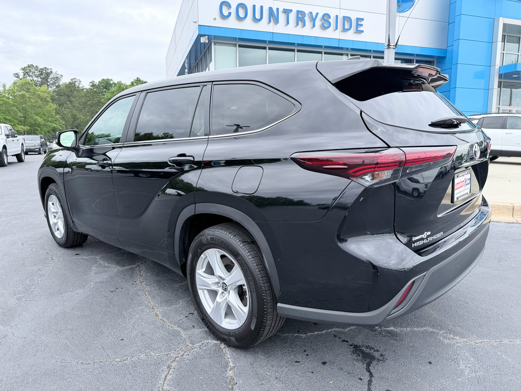 Used 2025 Toyota Highlander LE FWD image 7