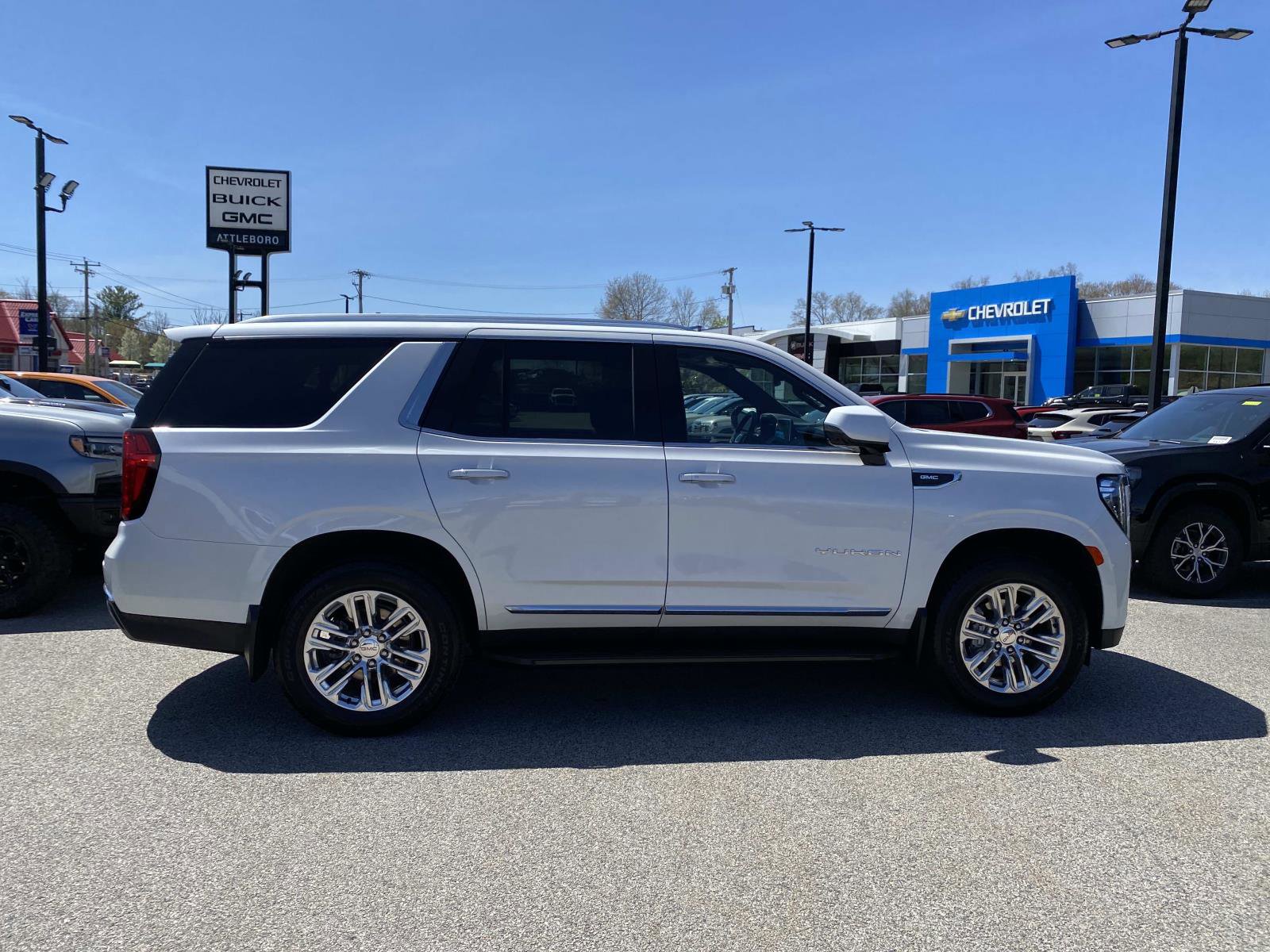 Used 2023 GMC Yukon SLT w/ SLT Premium Package AWD/4WD image 8