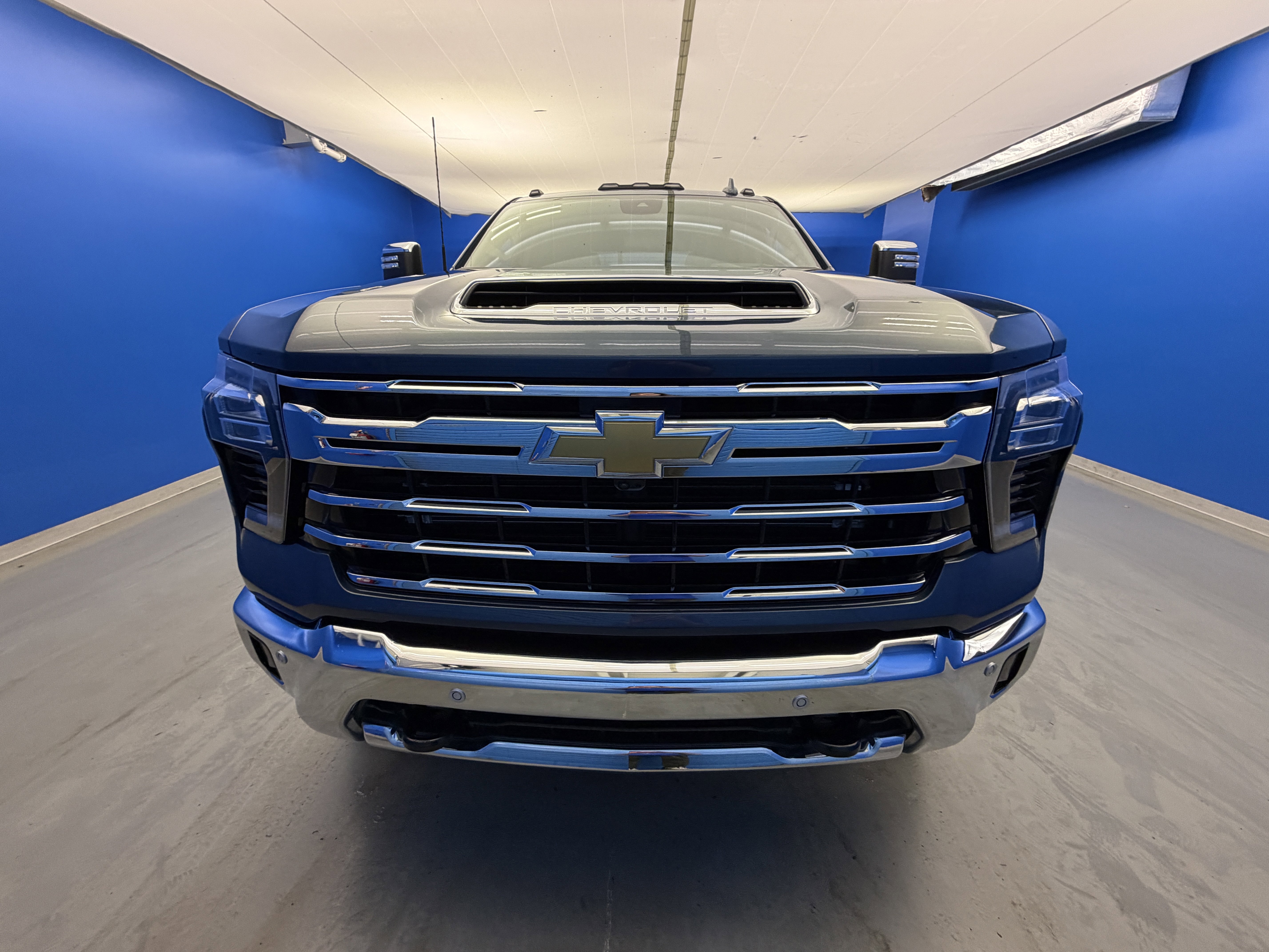 Used 2025 Chevrolet Silverado 2500 LTZ w/ LTZ Premium Package AWD/4WD image 3
