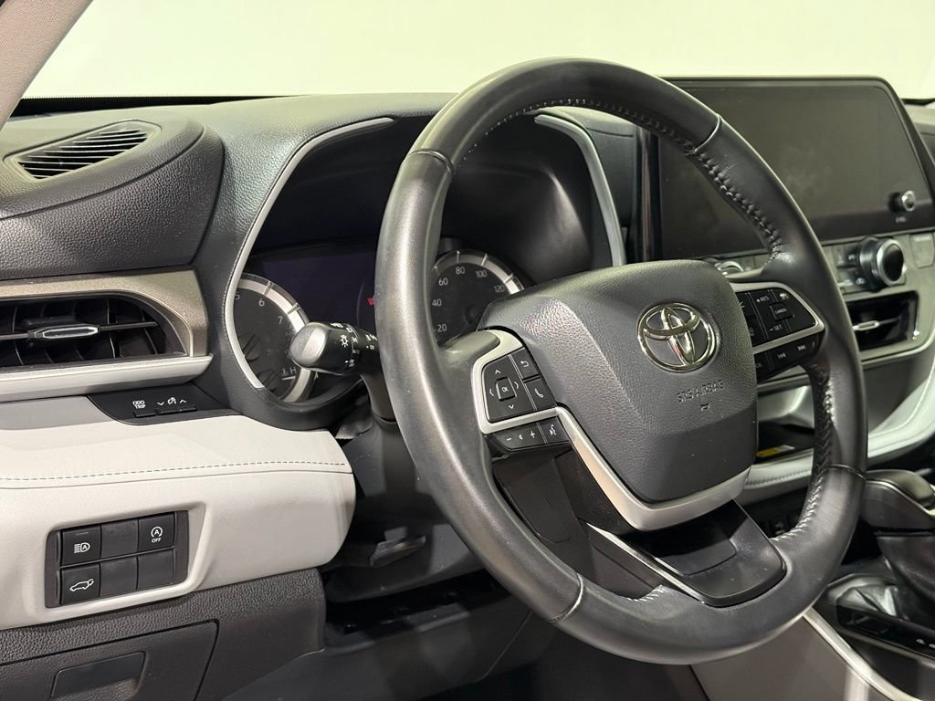 Used 2023 Toyota Highlander XLE AWD/4WD image 17