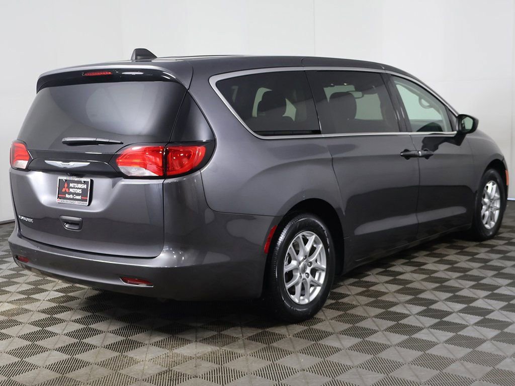 Used 2023 Chrysler Voyager LX image 7